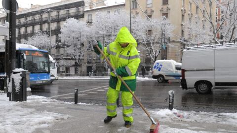 Un operario de limpieza del Ayuntamiento de Madrid durante &#39;Filomena&#39;
