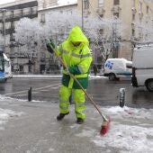 Un operario de limpieza del Ayuntamiento de Madrid durante 'Filomena'