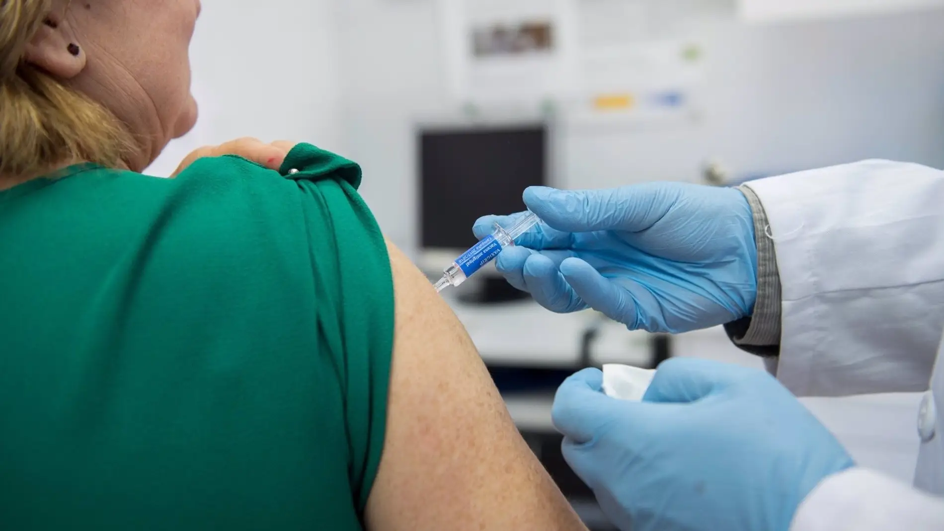Once centros de salud extremeños abren desde este jueves por la tarde para vacunar sin cita contra gripe y Covid