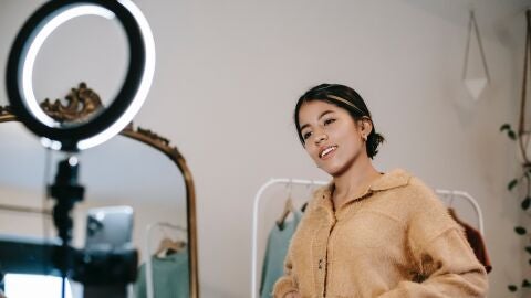 Una influencer enfrente del tel&eacute;fono m&oacute;vil 