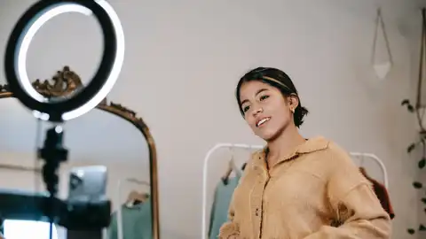 Una influencer enfrente del teléfono móvil Una influencer enfrente del teléfono móvil