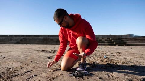 Los &#39;pélets&#39; de Bajamar podrían proceder de un vertido de otro barco al sur de Portugal. En la imagen, un socorrista de Bajamar en Tenerife recoge microplásticos