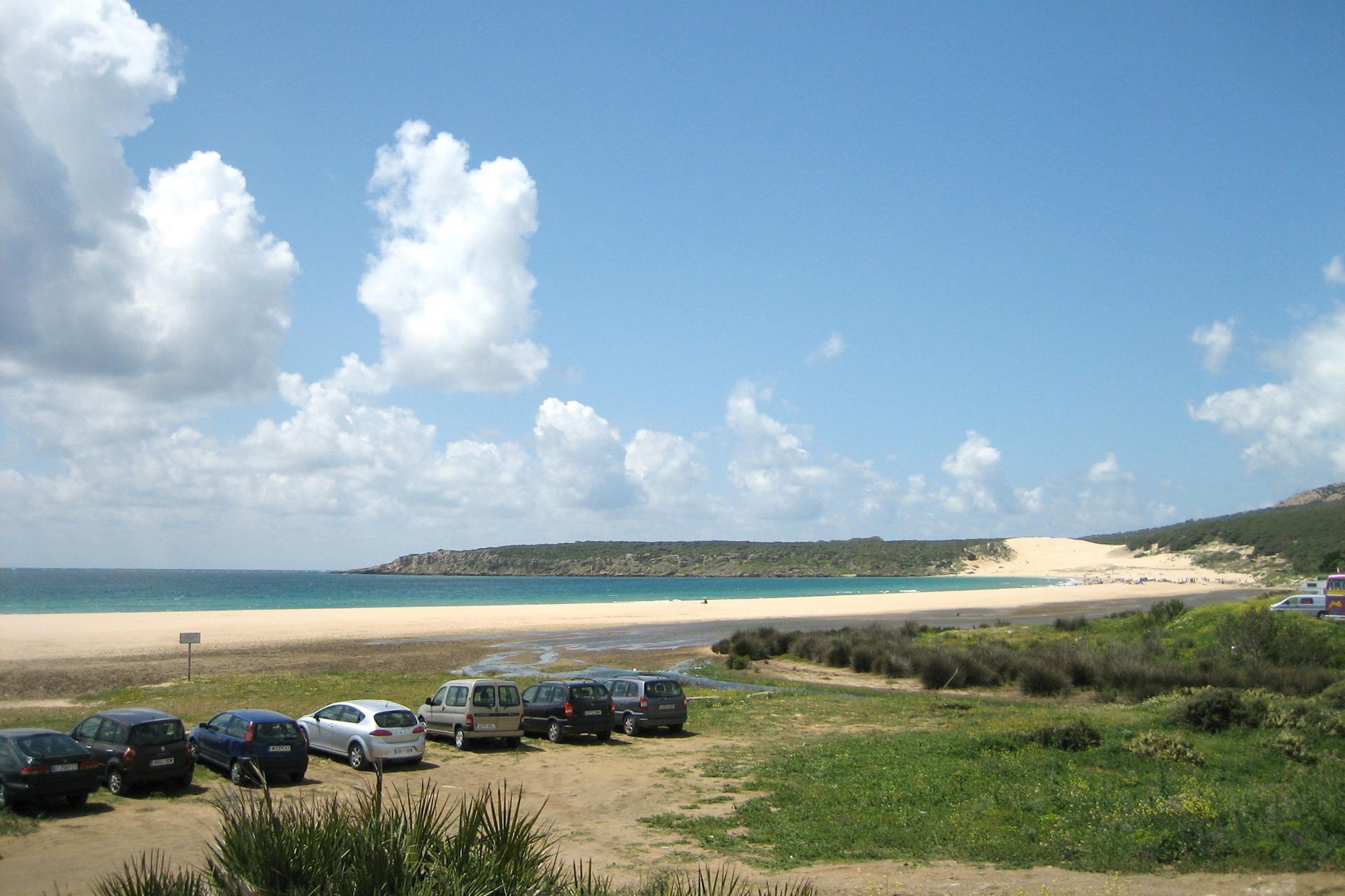Andalucía estrecha la vigilancia tras la aparición de posibles restos de pellets en la playa de Bolonia, en Cádiz Andalucía estrecha la vigilancia tras la aparición de posibles restos de pellets en la playa de Bolonia, en Cádiz