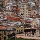 Varios edificios de viviendas vistos desde el mirador del Poble Sec, en Barcelona.