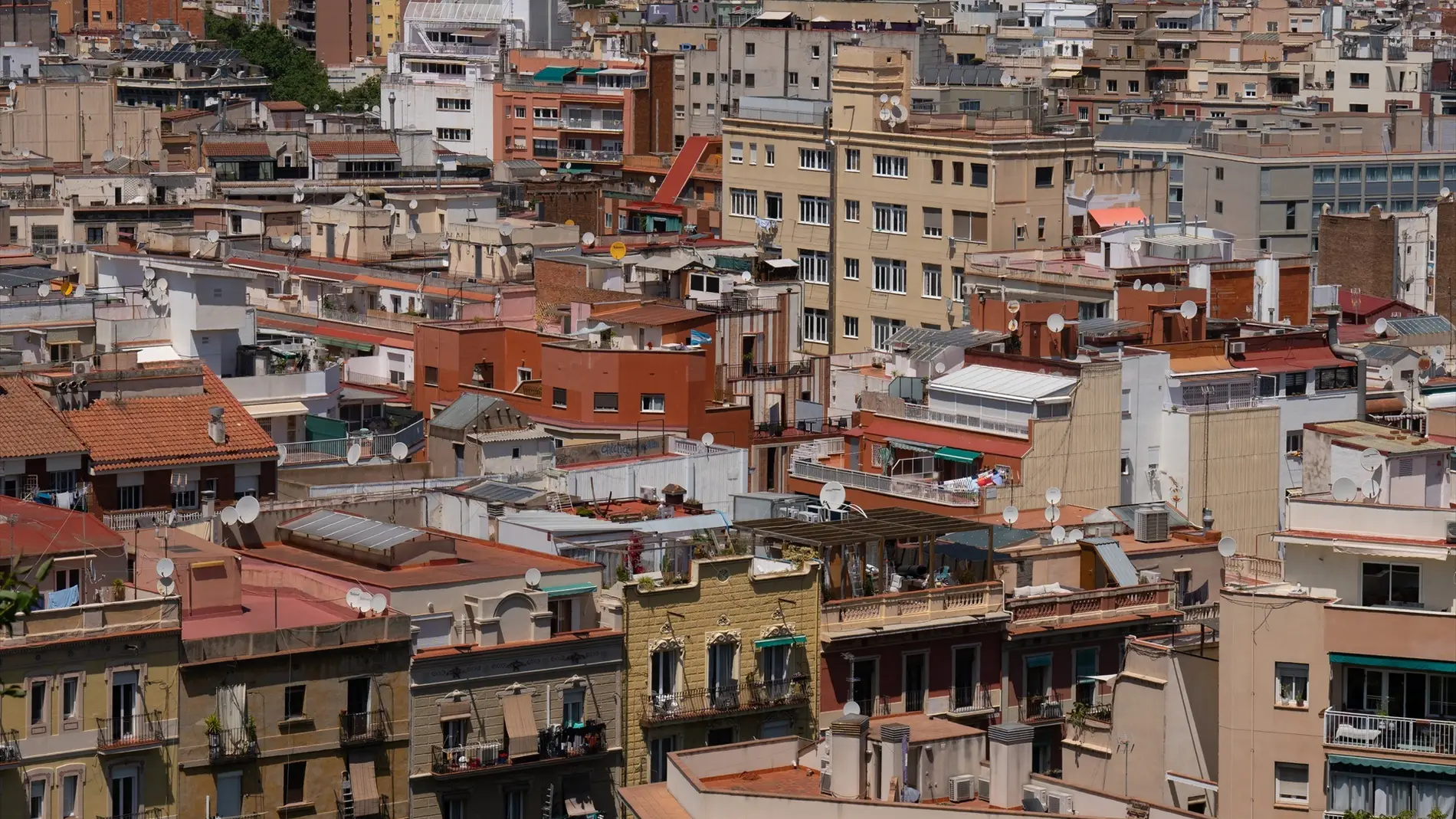 Varios edificios de viviendas vistos desde el mirador del Poble Sec, en Barcelona.