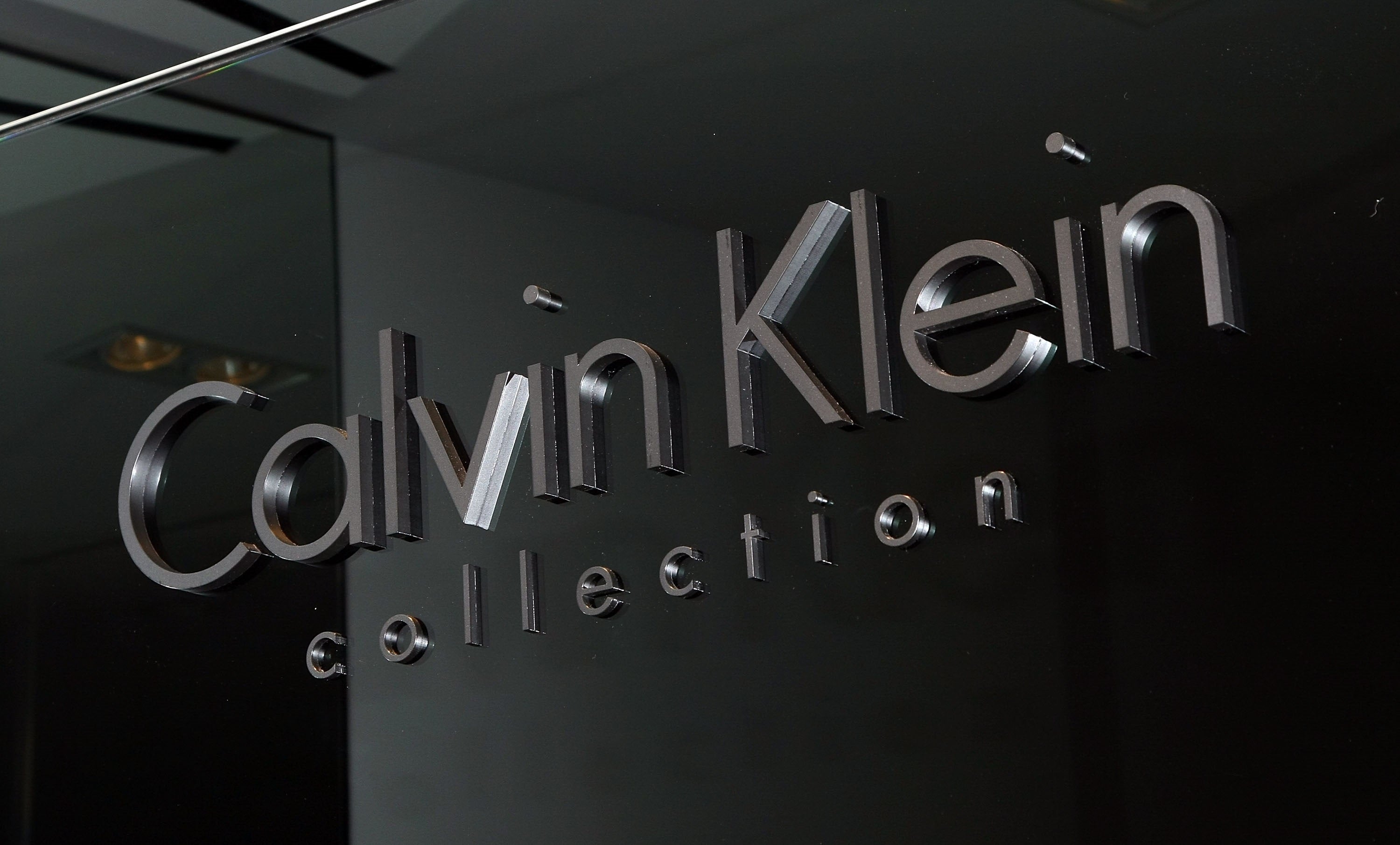 Prohíben un anuncio de Calvin Klein en Reino Unido al considerar que cosifica a la mujer Prohíben un anuncio de Calvin Klein en Reino Unido al considerar que cosifica a la mujer