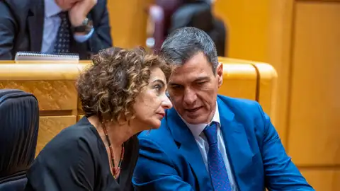 El presidente del Gobierno, Pedro Sánchez, y la vicepresidenta primera y ministra de Hacienda, María Jesús Montero. El presidente del Gobierno, Pedro Sánchez, y la vicepresidenta primera y ministra de Hacienda, María Jesús Montero.