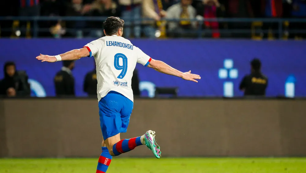 Lewandowski celebra su gol a Osasuna en la semifinal de la Supercopa de España
