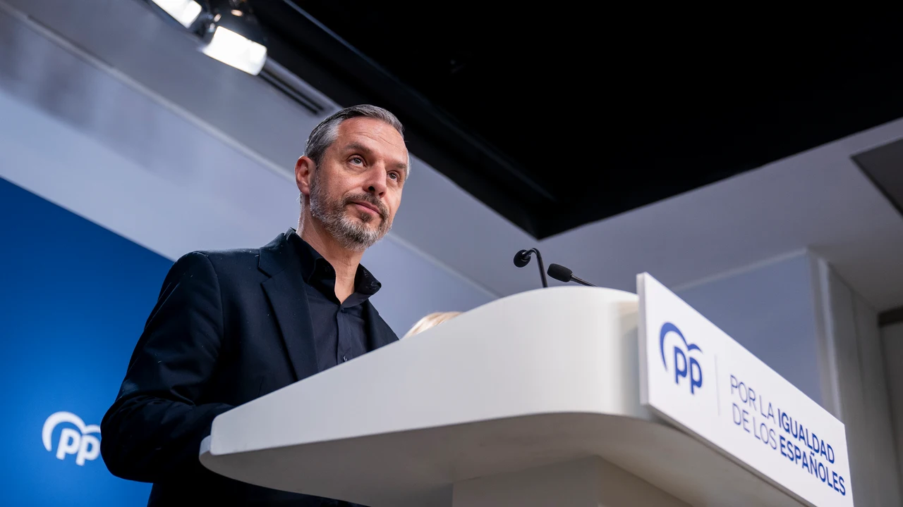 El vicesecretario de Economía del PP, Juan Bravo, durante una rueda de prensa, en la sede del Partido Popular