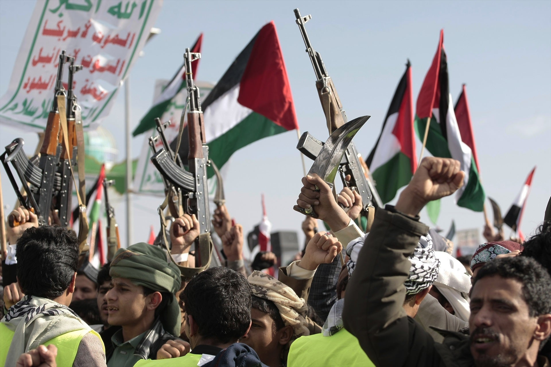 Estados Unidos y Reino Unido bombardean posiciones estratégicas de los rebeldes hutíes en Yemen Estados Unidos y Reino Unido bombardean posiciones estratégicas de los rebeldes hutíes en Yemen
