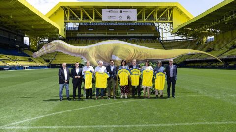Imagen de la r&aacute;plica del Prothathlitis cinctorrensis, el dinosaurio del Villarreal CF. 