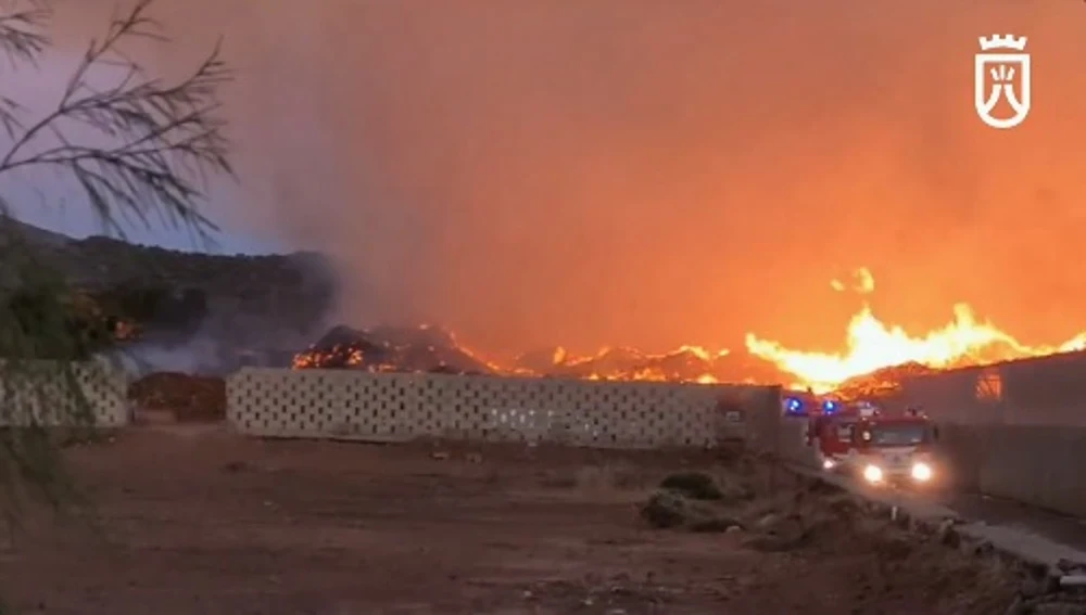 Sigue activo el incendio declarado ayer en una planta de compostaje del sur de Tenerife, en Arona