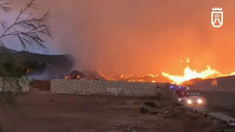 Sigue activo el incendio declarado ayer en una planta de compostaje del sur de Tenerife, en Arona Sigue activo el incendio declarado ayer en una planta de compostaje del sur de Tenerife, en Arona