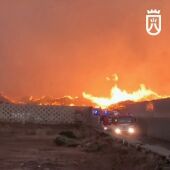 Sigue activo el incendio declarado ayer en una planta de compostaje del sur de Tenerife, en Arona