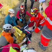 Los equipos de rescate atienden a uno de los escaladores heridos