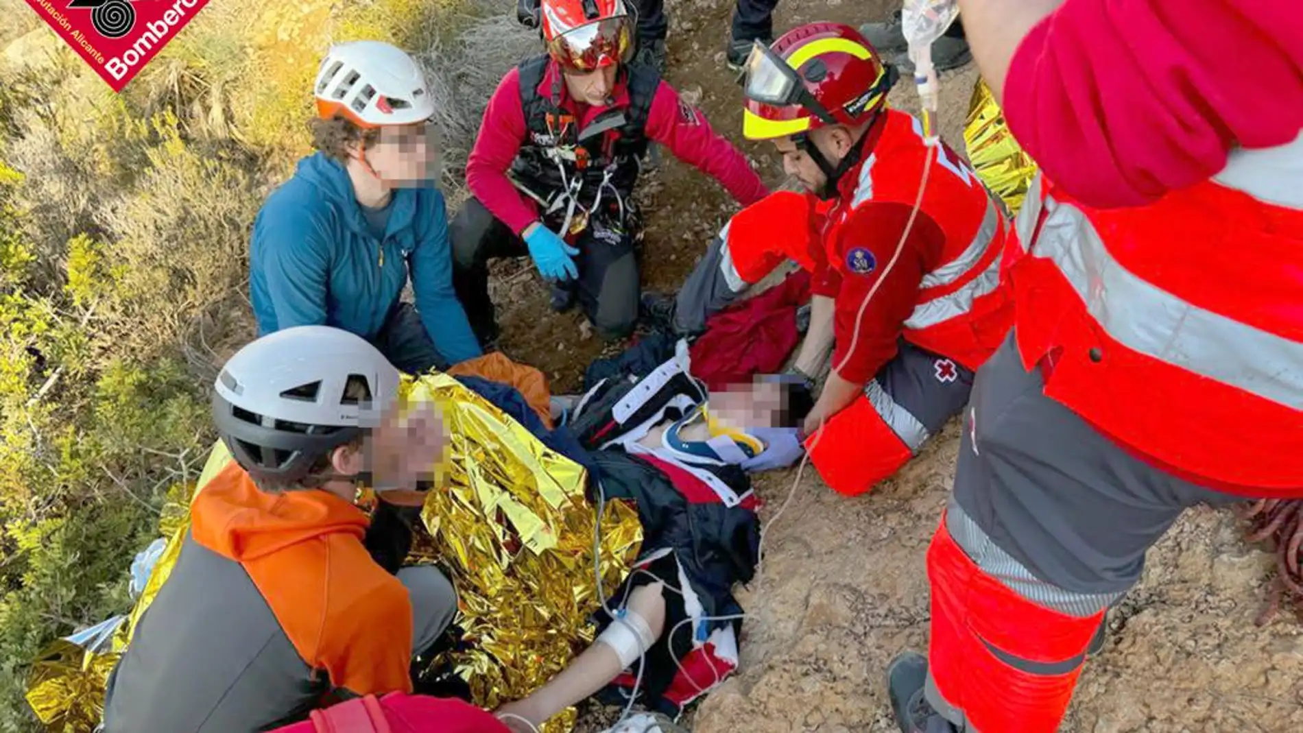 Los equipos de rescate atienden a uno de los escaladores heridos