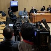 Un jurado popular juzga a un hombre acusado de matar a su hijo de 11 años en Sueca (Valencia) el 3 de abril de 2022. En la imagen, al fondo, el procesado, en la jornada inaugural.