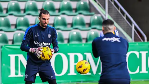 Miguel San Román, portero del Elche El Elche viaja a Tenerife con nueve ausencias