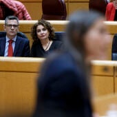 Félix Bolaños y María Jesús Montero miran a Míriam Nogueras (Junts) durante su intervención en el Senado