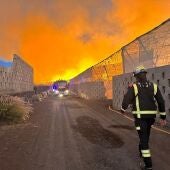Hasta 12 dotaciones de bomberos trabajan en la extinción de un incendio declarado en una planta de compostaje de Arona, Tenerife