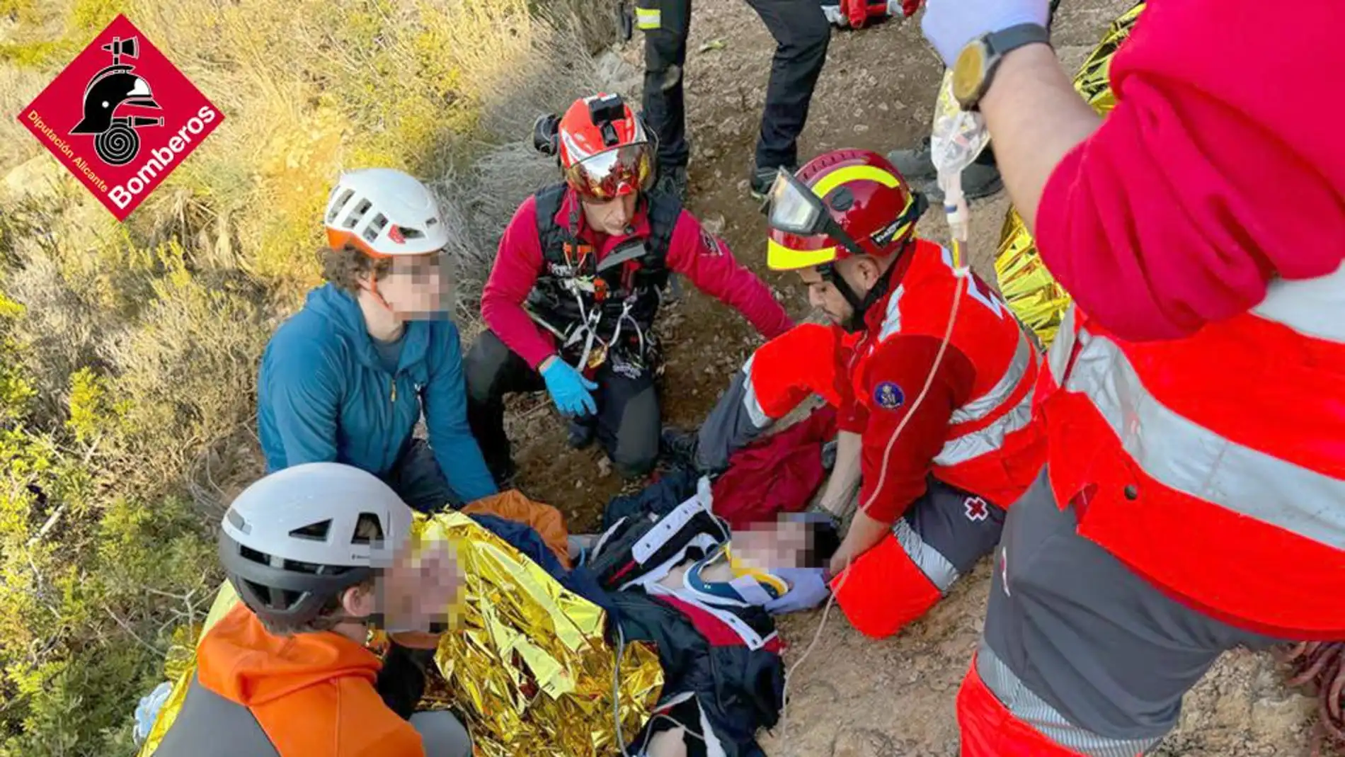 Los Bomberos rescatan a dos escaladores que sufrieron una caída en Calp