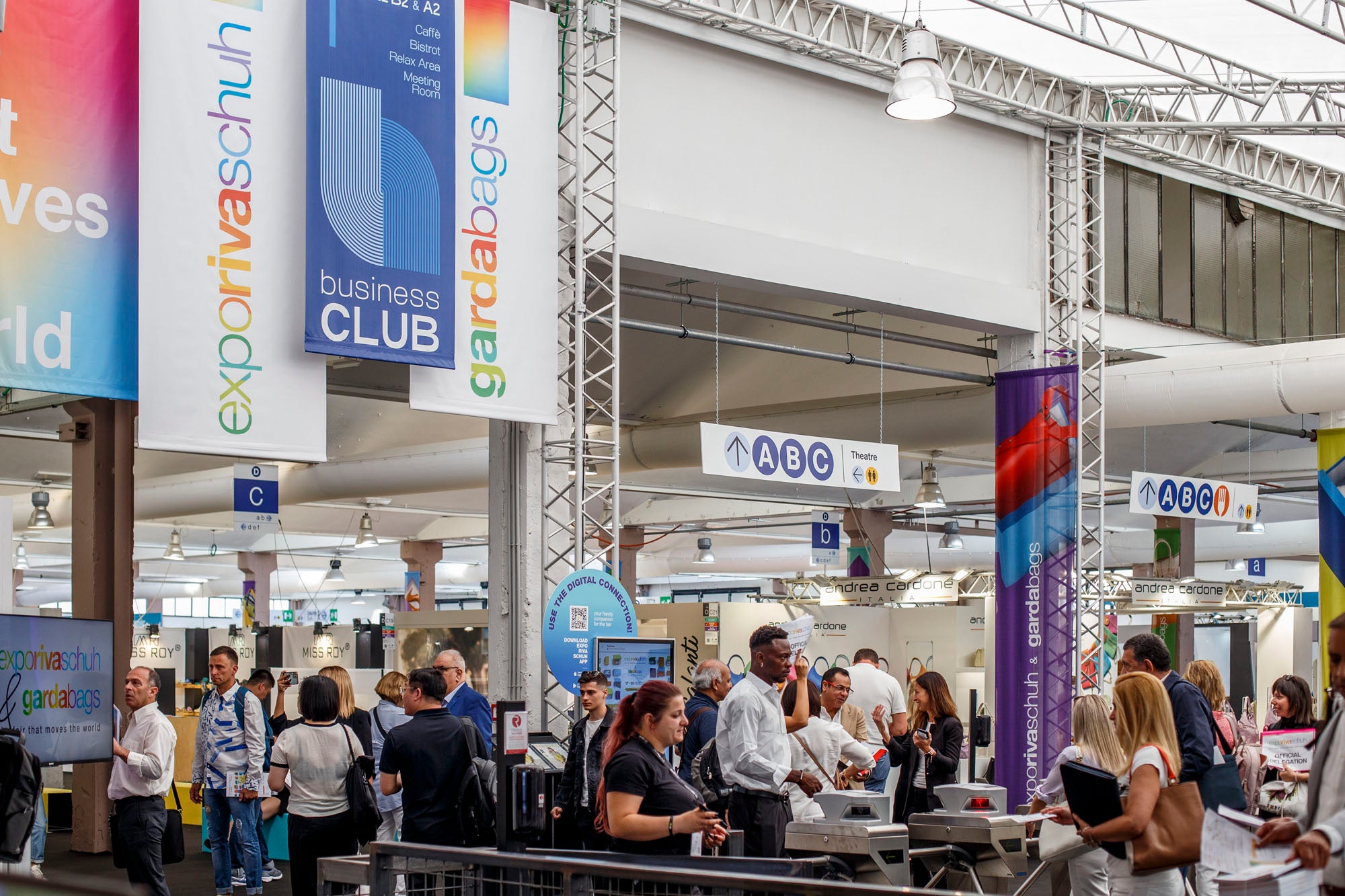 Las empresas de calzado de Elche y Elda estrenan calendario ferial en la Expo Riva Schuh de Italia Las empresas de calzado de Elche y Elda estrenan calendario ferial en la Expo Riva Schuh de Italia