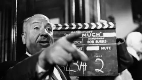 El director de cine, Alfred Hitchcock, en una imagen de archivo de 1955 mientras rodaba 'El hombre que sabía demasiado' El director de cine, Alfred Hitchcock, en una imagen de archivo de 1955 mientras rodaba 'El hombre que sabía demasiado'