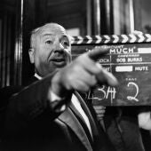 El director de cine, Alfred Hitchcock, en una imagen de archivo de 1955 mientras rodaba 'El hombre que sabía demasiado'