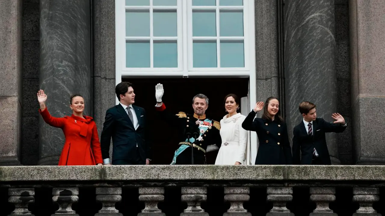 La familia real danesa saluda desde el balcón del palacio de Christiansborg este domingo tras la proclamación de Federico X como rey de Dinamarca.