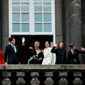 La familia real danesa saluda desde el balcón del palacio de Christiansborg este domingo tras la proclamación de Federico X como rey de Dinamarca.