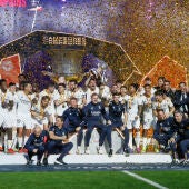 Los jugadores del Real Madrid celebran su victoria en la final de la Supercopa de España 