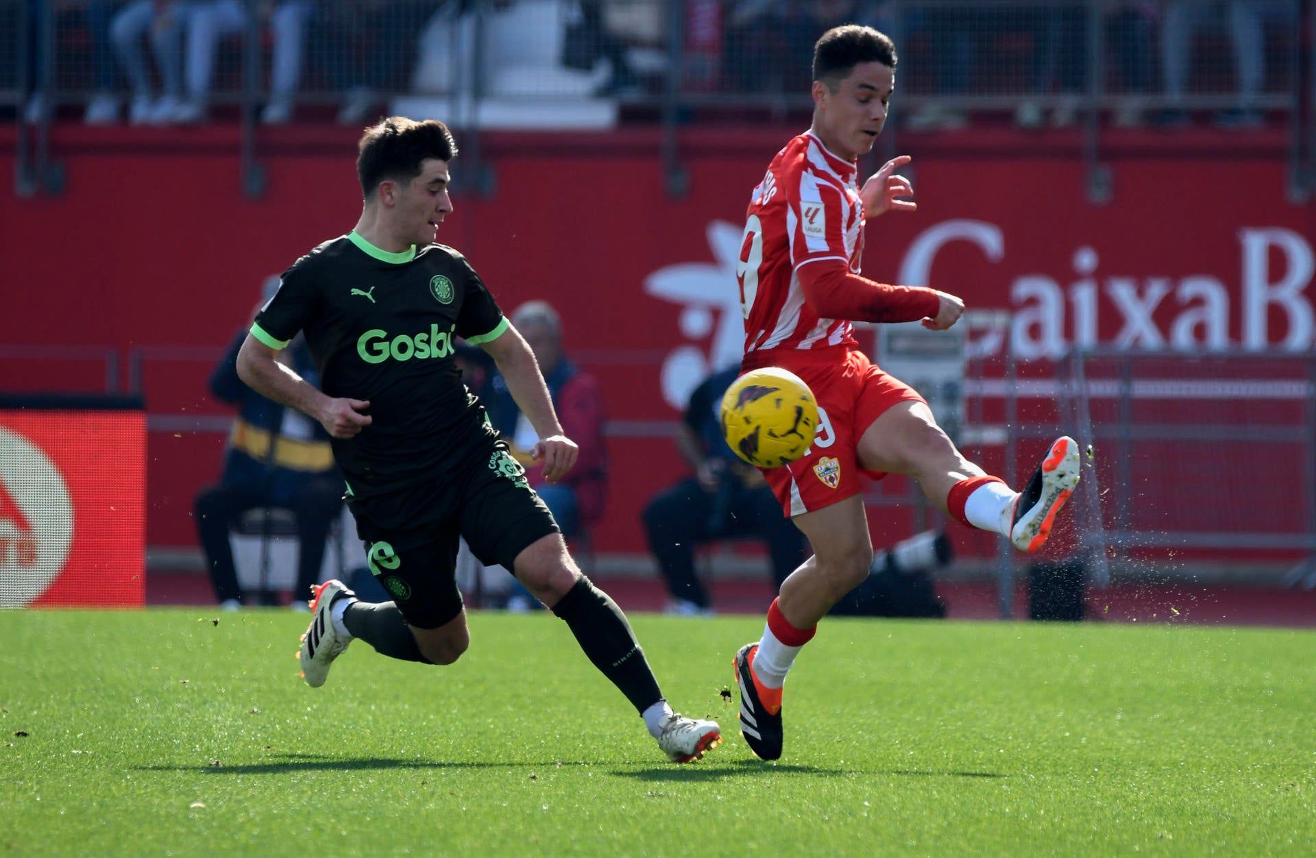 El Girona escapa vivo ante el Amería y se sitúa líder provisional pese al empate El Girona escapa vivo ante el Amería y se sitúa líder provisional pese al empate
