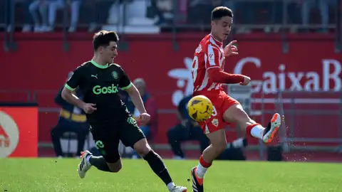 Arriba centra el balón en el partido ante el Girona. Arriba centra el balón en el partido ante el Girona.