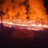 Una fotografía proporcionada por la Defensa Civil de Islandia muestra una erupción volcánica cerca de Grindavik.