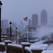 Vista del centro de Des Moines, Iowa, este 13 de enero de 2024, donde se ve el impacto de una tormenta. 