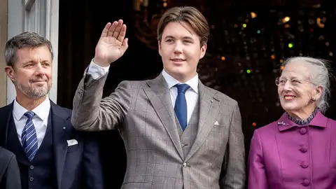 https:elpais.com/gente/2023-10-16/el-multitudinario-18-cumpleanos-de-christian-de-dinamarca-en-imagenes.html https:elpais.com/gente/2023-10-16/el-multitudinario-18-cumpleanos-de-christian-de-dinamarca-en-imagenes.html