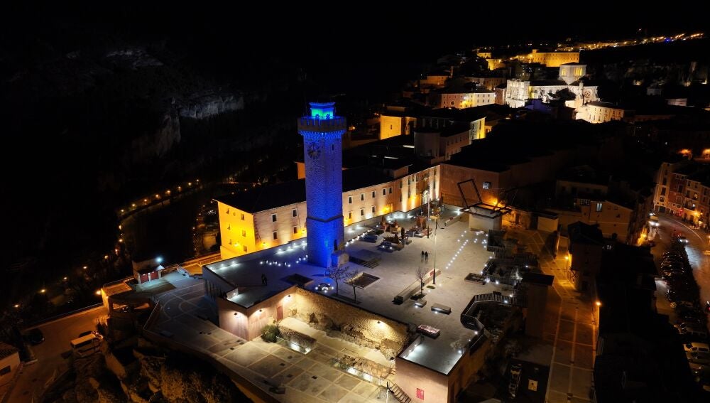 Torre de Mangana, iluminada de azul