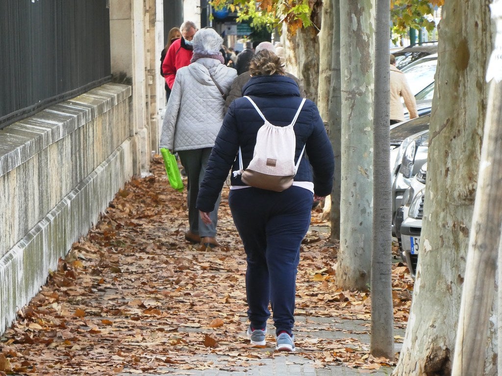 "A pata" reclama una Avenida Medina Azahara "más amable" "A pata" reclama una Avenida Medina Azahara "más amable"