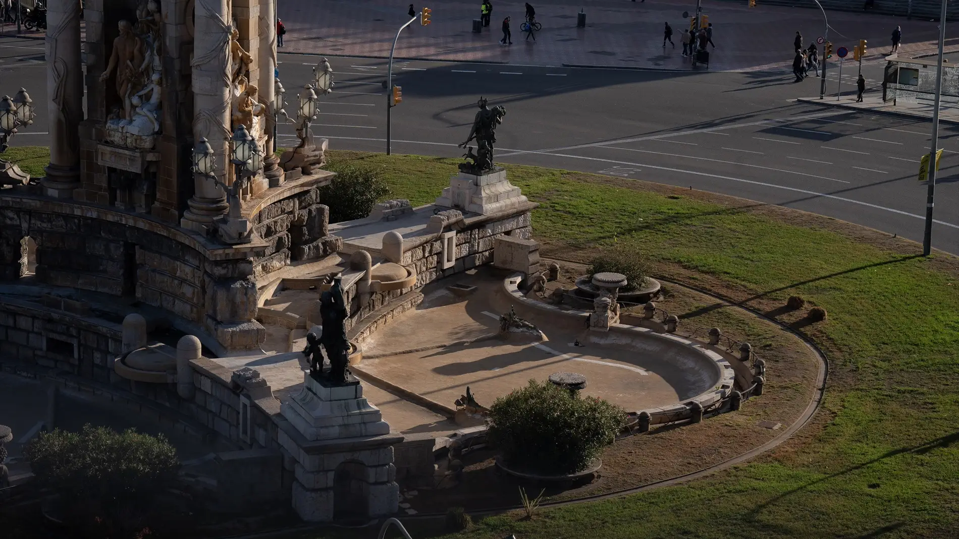 Imagen de la fuente de la Plaza de España de Barcelona vacía por las restricciones por sequía en noviembre de 2023