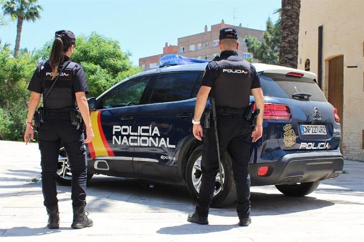 Persigue en coche a su expareja, acuchilla a un amigo de esta y trata de secuestrarla en una carretera de Tenerife Persigue en coche a su expareja, acuchilla a un amigo de esta y trata de secuestrarla en una carretera de Tenerife