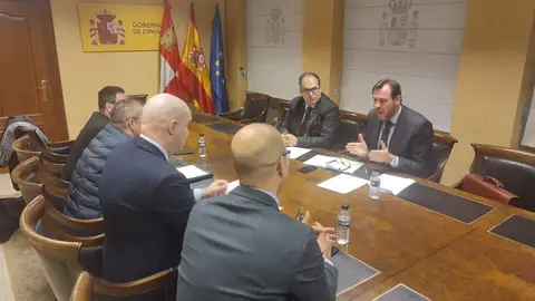Los usuarios de la Alta Velocidad de Palencia reclaman al ministro más frecuencias a Madrid a primera hora .
