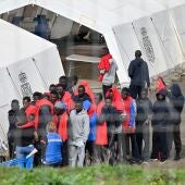 El centro de atención temporal de extranjeros (CATE) de San Andrés, en El Hierro, alberga a más de 450 personas llegadas este fin de semana 