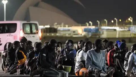 Migrantes son atendidos por miembros de Guardamar Urania, de Salvamento Marítimo en Santa Cruz de Tenerife Migrantes son atendidos por miembros de Guardamar Urania, de Salvamento Marítimo en Santa Cruz de Tenerife
