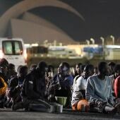 Migrantes son atendidos por miembros de Guardamar Urania, de Salvamento Marítimo en Santa Cruz de Tenerife 