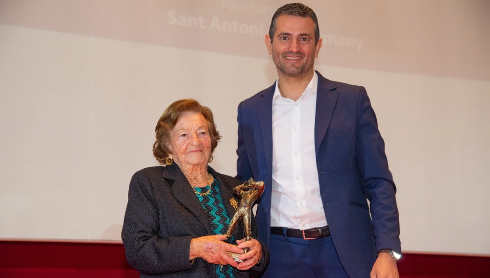 Catalina Riera, fue la más aplaudida cuando recibió su premio por el fomento del tir amb bassetja