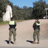 Militares en las cercanías de la base de la Brigada "Guzmán el Bueno" X de Cerro Muriano el día del accidente.