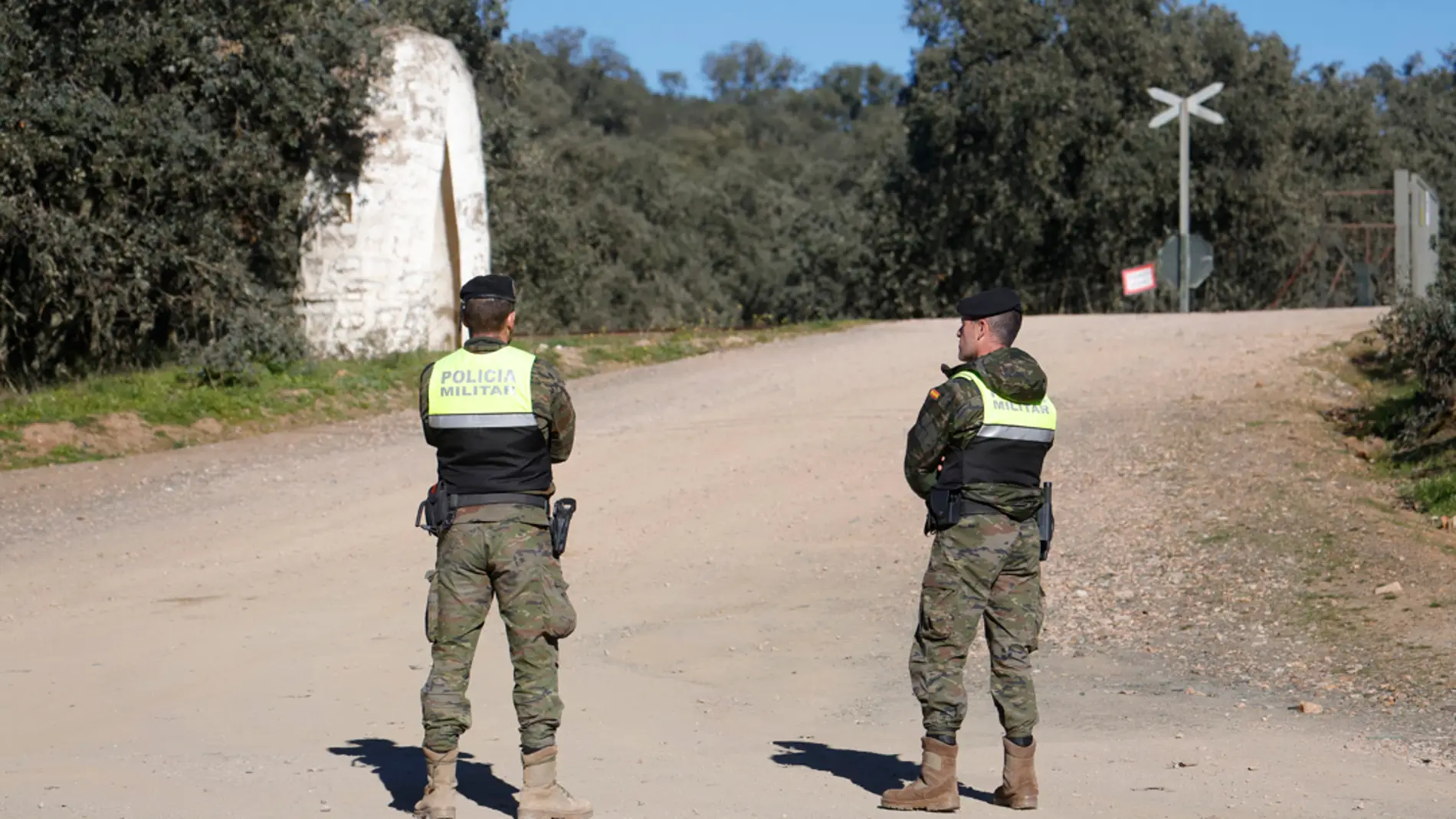 Militares en las cercanías de la base de la Brigada "Guzmán el Bueno" X de Cerro Muriano el día del accidente./ EFE/Salas