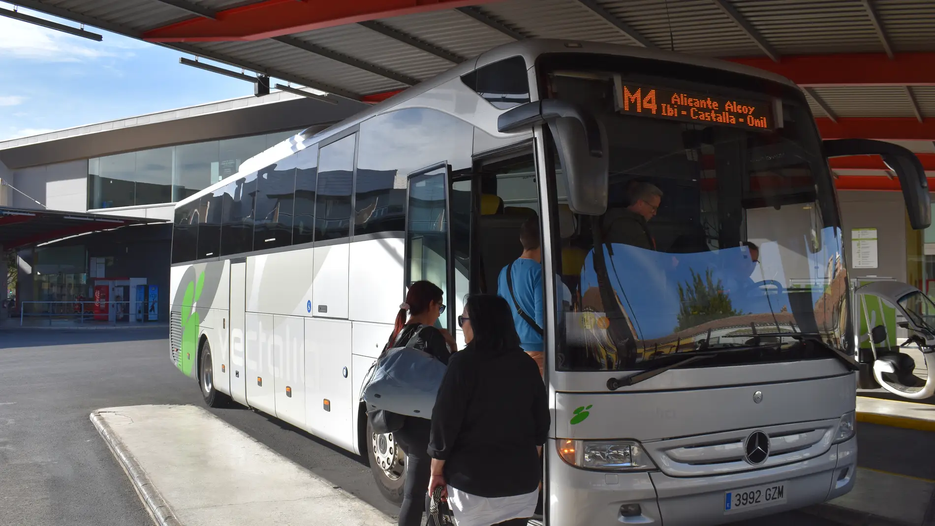 Un autocar de Vectalia que hace el itinerario Alicante-Alcoy