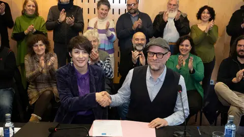 Ana Pontón (BNG) y Martiño Noriega (Anova) sellan el acuerdo en Santiago de Compostela. Foto: BNG BNG y Anova