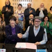 Ana Pontón (BNG) y Martiño Noriega (Anova) sellan el acuerdo en Santiago de Compostela. Foto: BNG
